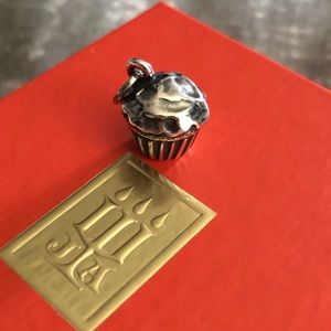 🧁✨Retired James Avery 3D Cupcake Charm✨🧁